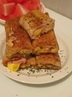 Una foto de Rollitos de pan de molde con aguacate queso, pavo