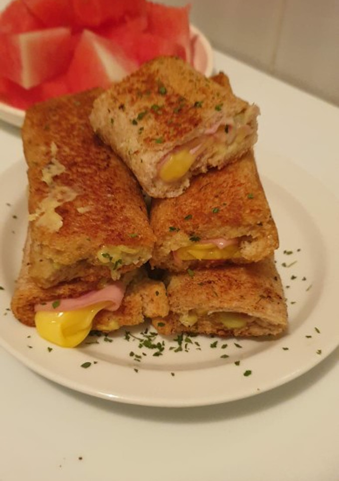 Una foto de Rollitos de pan de molde con aguacate queso, pavo