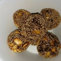 A picture of Dates ground peanuts ladoo.