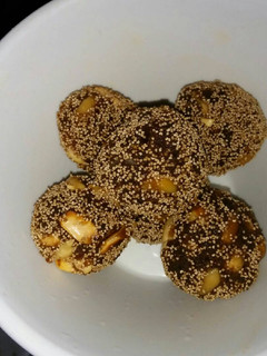 A picture of Dates ground peanuts ladoo.
