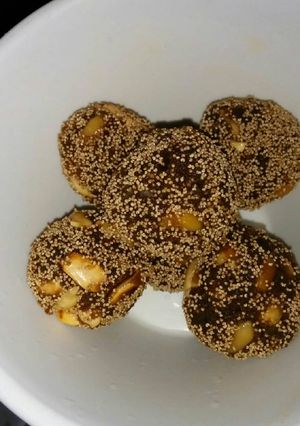 A picture of Dates ground peanuts ladoo.