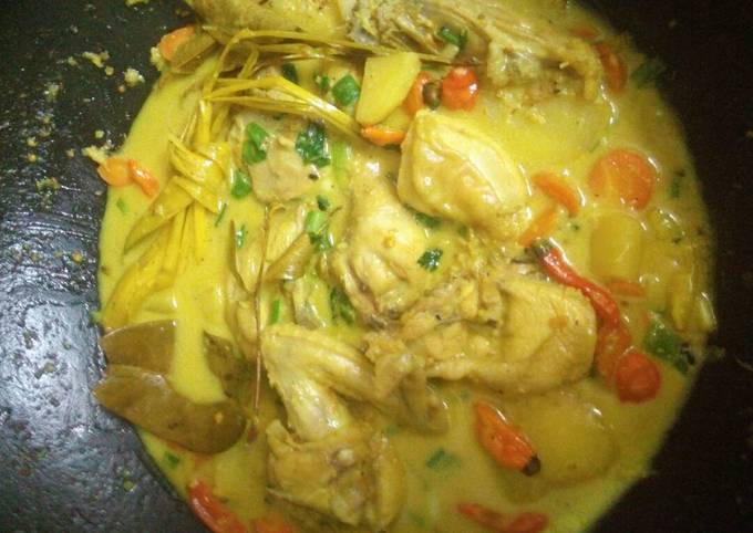 Opor ayam bumbu kuning