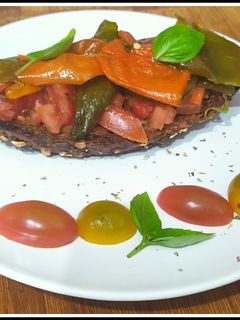 Una foto de Bruschetta pomodoro e peperoni 🍅🍅🌶️