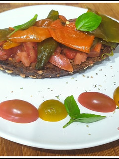 Una foto de Bruschetta pomodoro e peperoni 🍅🍅🌶️