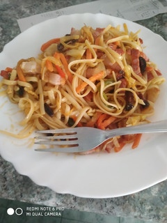Una foto de Tallarines al wok a mi estilo