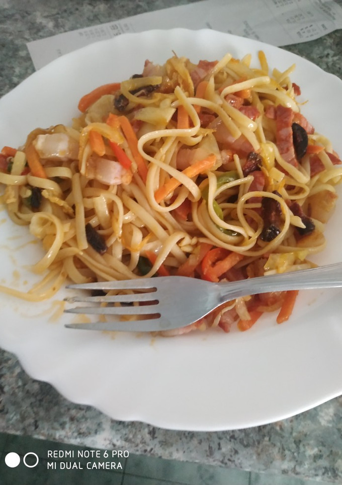 Una foto de Tallarines al wok a mi estilo