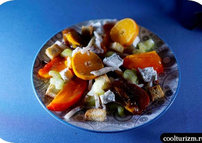 Салат с кальмарами и хурмой
