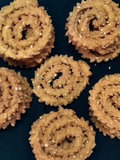 ચોખા ના લોટ ની ચકરી (Rice flour Chakri Recipe in Gujarati) રેસીપી મુખ્ય ફોટો