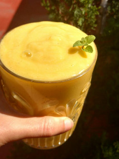 Una foto de Licuado / batido de mango, manzana y almendras