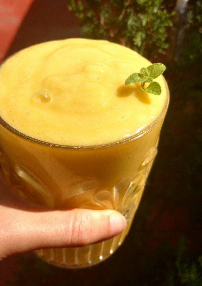 Una foto de Licuado / batido de mango, manzana y almendras