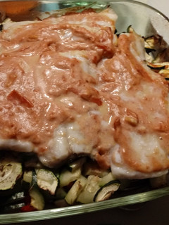 Una foto de Bacalao con verduras y salsa de alcachofas
