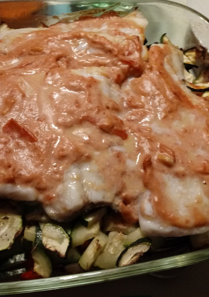 Una foto de Bacalao con verduras y salsa de alcachofas