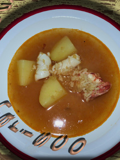 Una foto de Guiso de marisco con langostinos y calamar