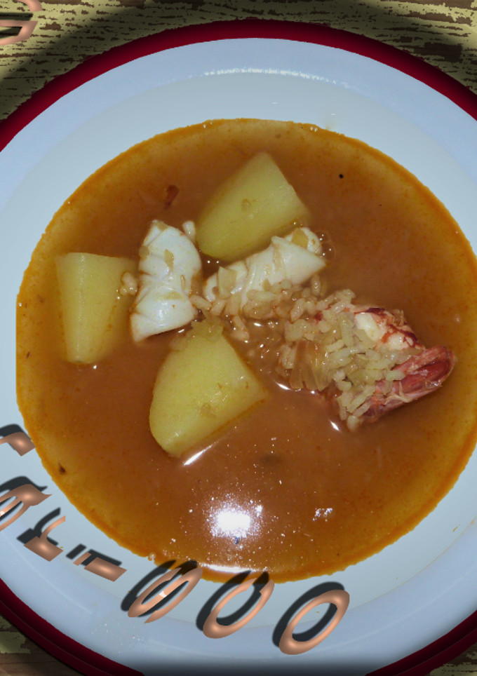 Una foto de Guiso de marisco con langostinos y calamar