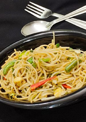 वेज हक्का नूडल्स(Veg hakka noodles recipe in hindi) रेसिपी मुख्य फोटो