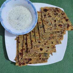 A picture of Baisan ki roti with green chutni.