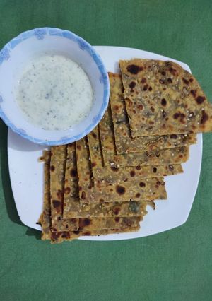 A picture of Baisan ki roti with green chutni.