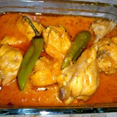 A picture of Achari chicken curry.
