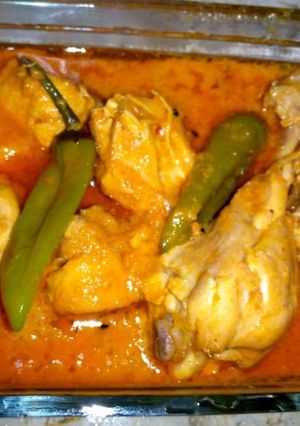 A picture of Achari chicken curry.