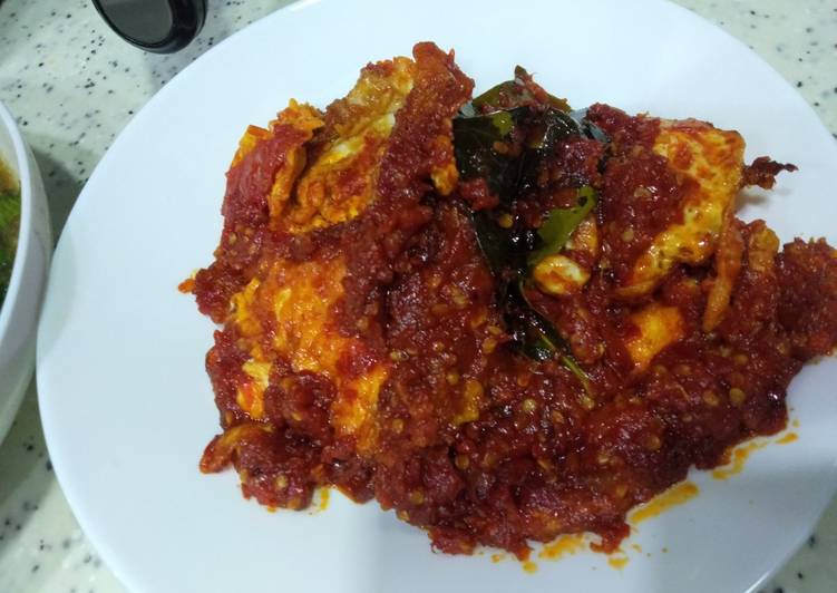 Telur ceplok balado