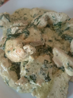Una foto de Pollo con salsa parmesano