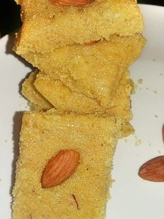 रवा केसरी बर्फी (rava kesari burfi recipe in hindi) रेसिपी मुख्य फोटो