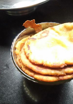 बबरु (मीठी पूरी) (Babru/meethi Puri recipe in Hindi) रेसिपी मुख्य फोटो