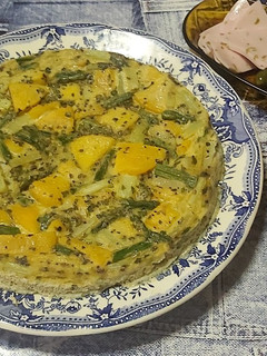Una foto de Tortilla de calabaza, apio y espárragos