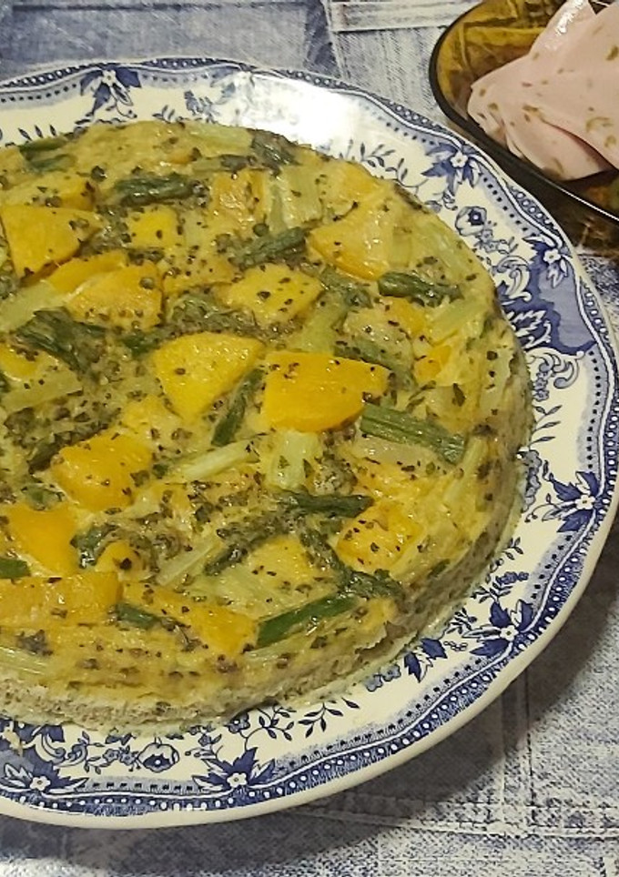 Una foto de Tortilla de calabaza, apio y espárragos