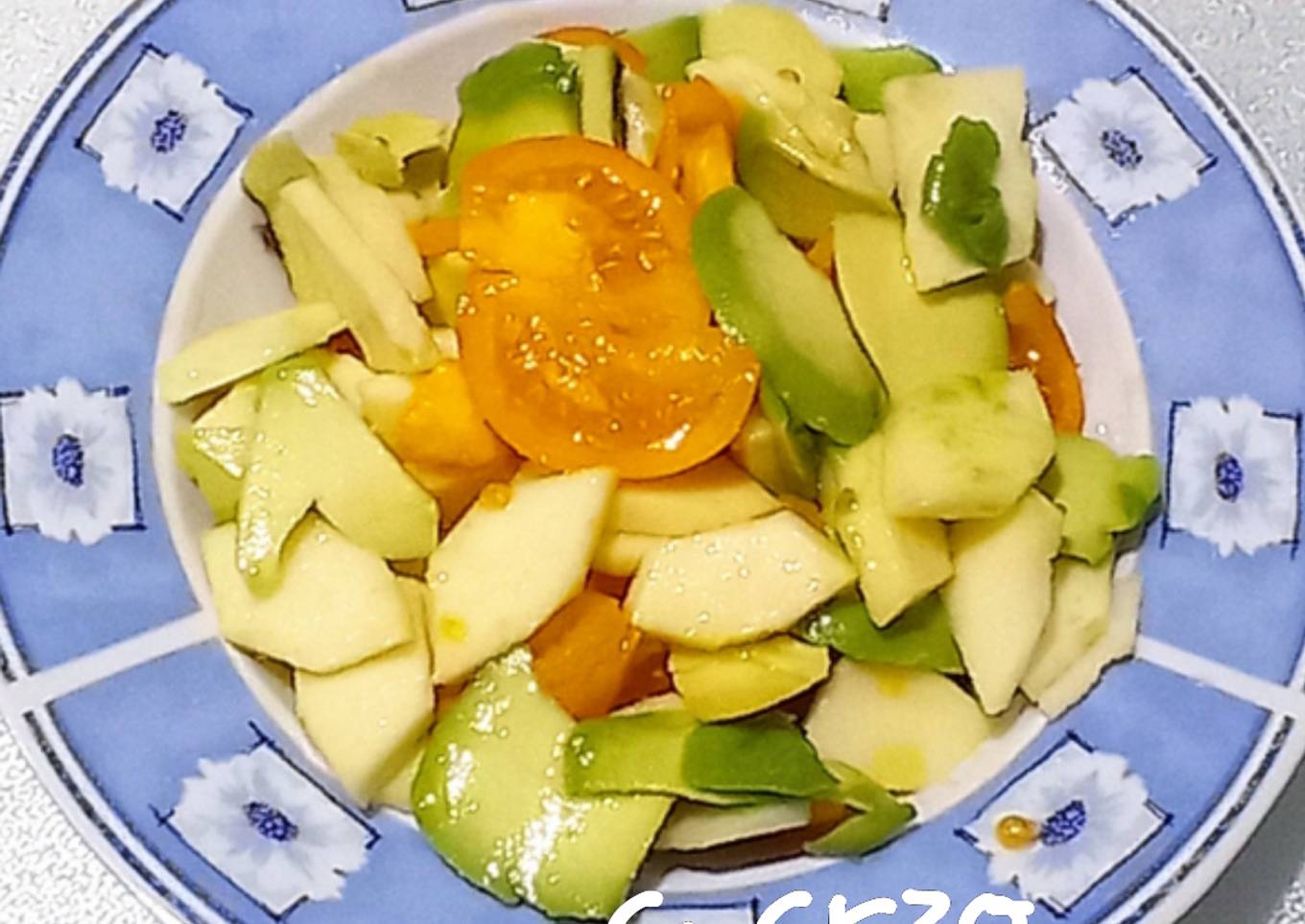 Ensalada de tomate naranja, aguacate, manzana