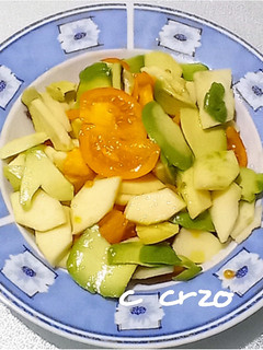 Una foto de Ensalada de tomate naranja, aguacate, manzana
