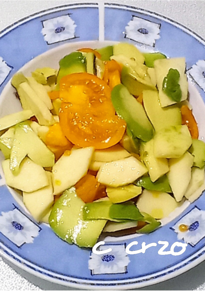 Una foto de Ensalada de tomate naranja, aguacate, manzana