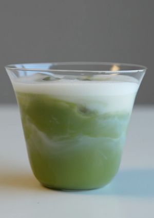A picture of How to Make a Café-Style Creamy Matcha Latte 🍵☁️.