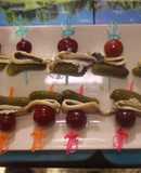 Banderillas de uvas, boquerones y pepinillos