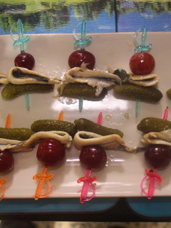 Una foto de Banderillas de uvas, boquerones y pepinillos