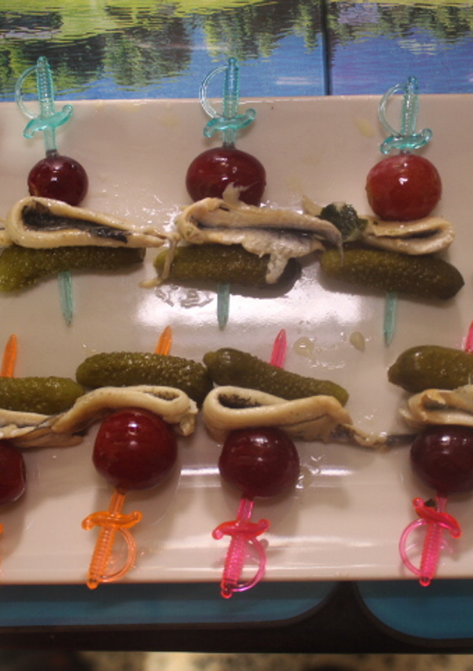 Una foto de Banderillas de uvas, boquerones y pepinillos