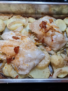 Una foto de Gallo al limón con patatas panaderas