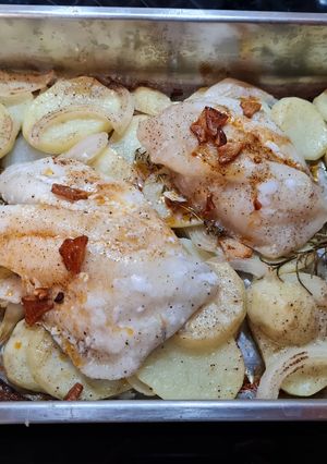 Una foto de Gallo al limón con patatas panaderas