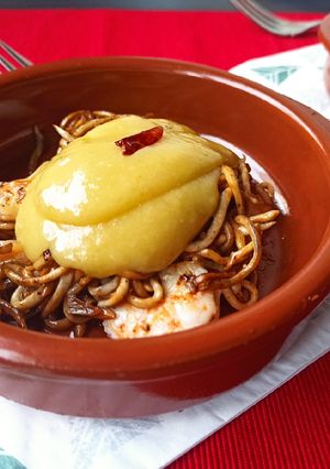 Una foto de Langostinos al cava con gulas y pil pil