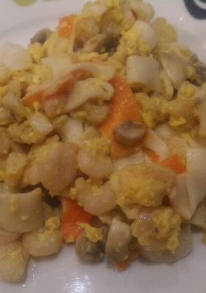 Una foto de Revuelto de gambas, champiñones y palitos
