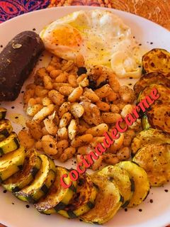 Una foto de Alubias, calabacín, huevo y morcilla (plato único)