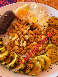 Una foto de Alubias, calabacín, huevo y morcilla (plato único)