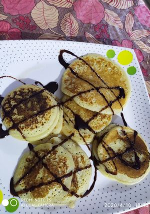 બનાના પેન કૅક(Banana pan cake in Gujarati) રેસીપી મુખ્ય ફોટો