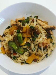 Una foto de Fideos de arroz con verdura y pollo