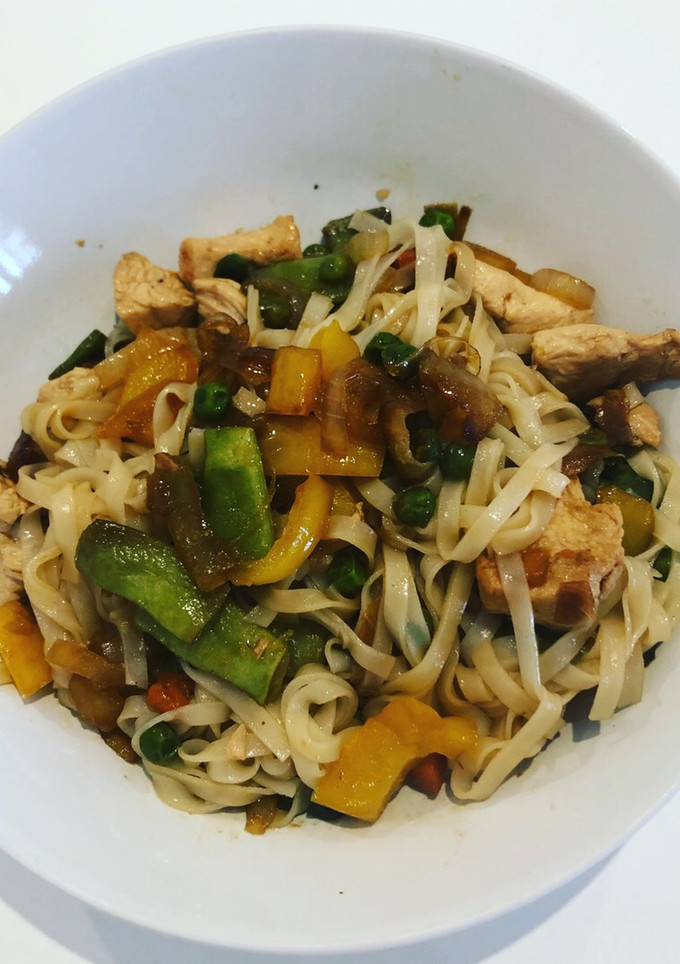 Una foto de Fideos de arroz con verdura y pollo