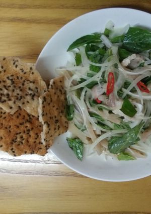 Hình của món Gỏi tai heo, rau răm, hành tây.