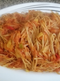 Una foto de Espagueti integral con verduras