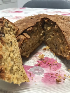 Una foto de Pan de soda irlandés con nueces y aceite de oliva