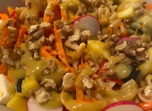 Una foto de Ensalada de Pasta con Feta y Mango aderezada con mostaza y sirope de arroz !! (baja en fructosa)