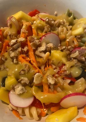 Una foto de Ensalada de Pasta con Feta y Mango aderezada con mostaza y sirope de arroz !! (baja en fructosa)